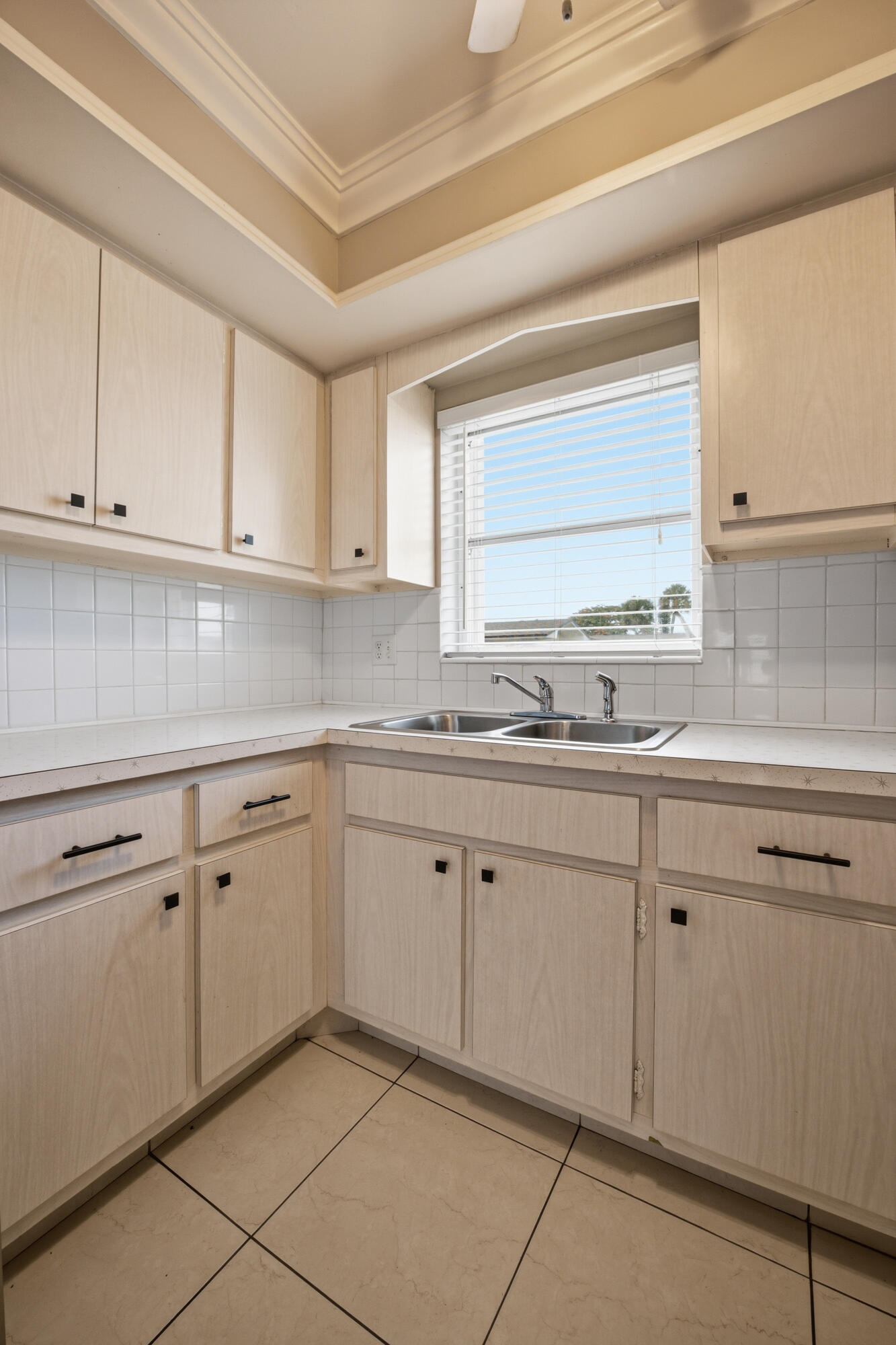 CRESTHAVEN VILLAS 3 CONDO - Residential