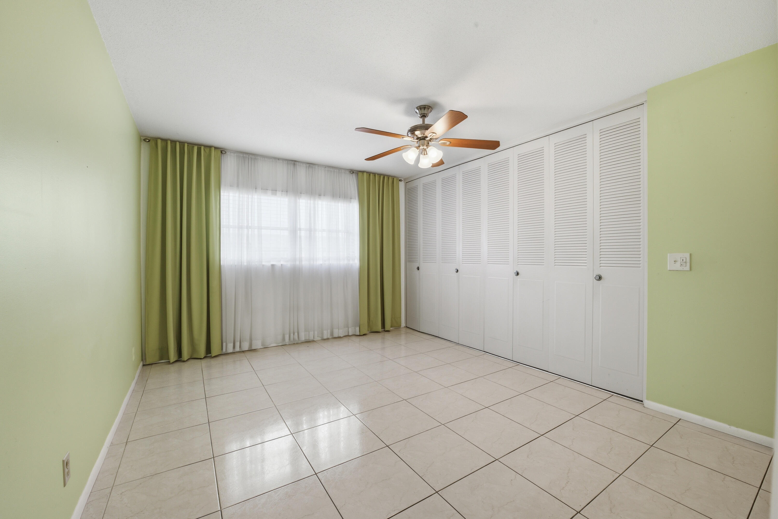 CRESTHAVEN VILLAS 3 CONDO - Residential
