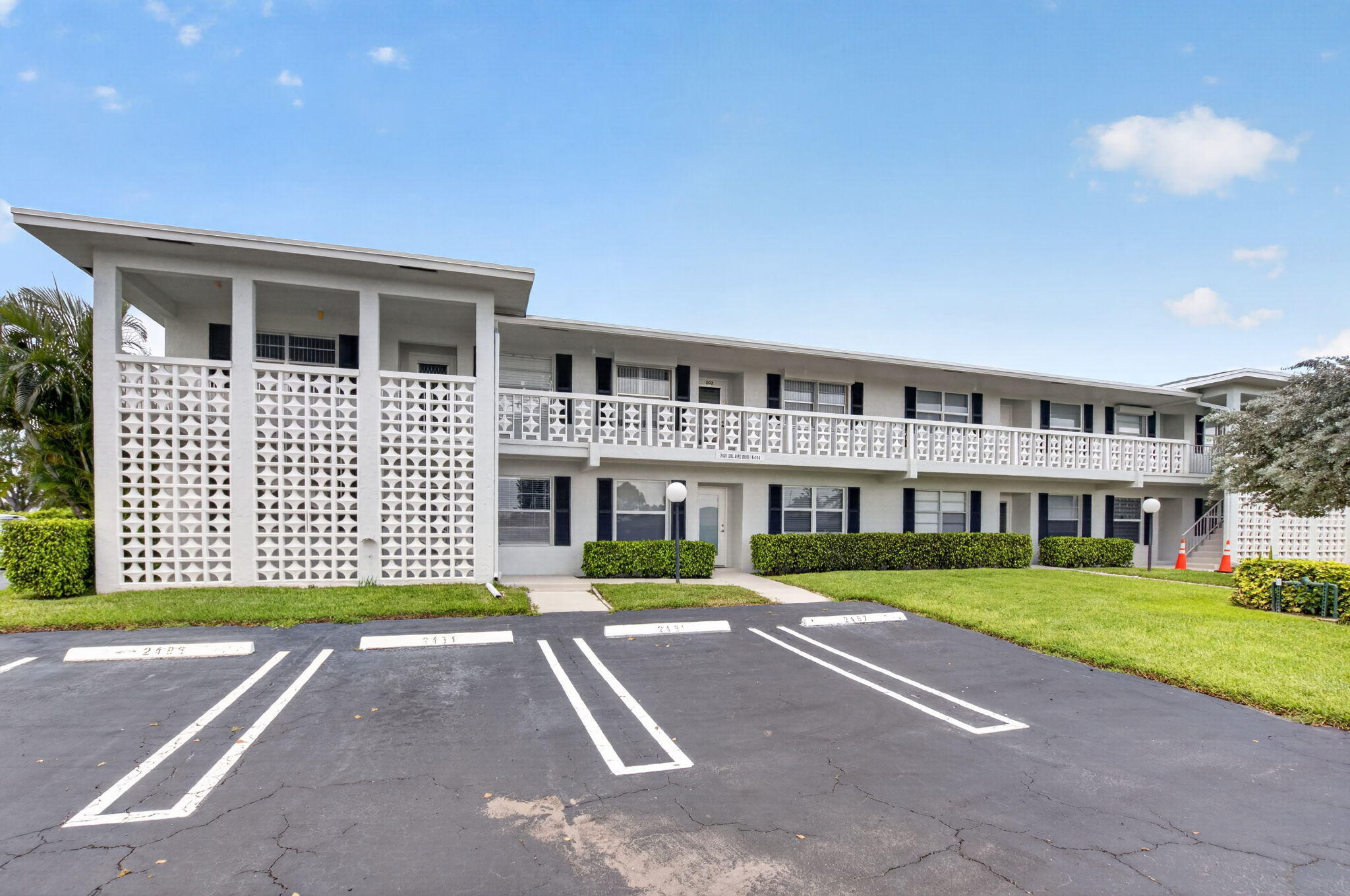 NEWLY REDONE UNIT   OFFERING EVERY COMFORT YOU MAY WANT.