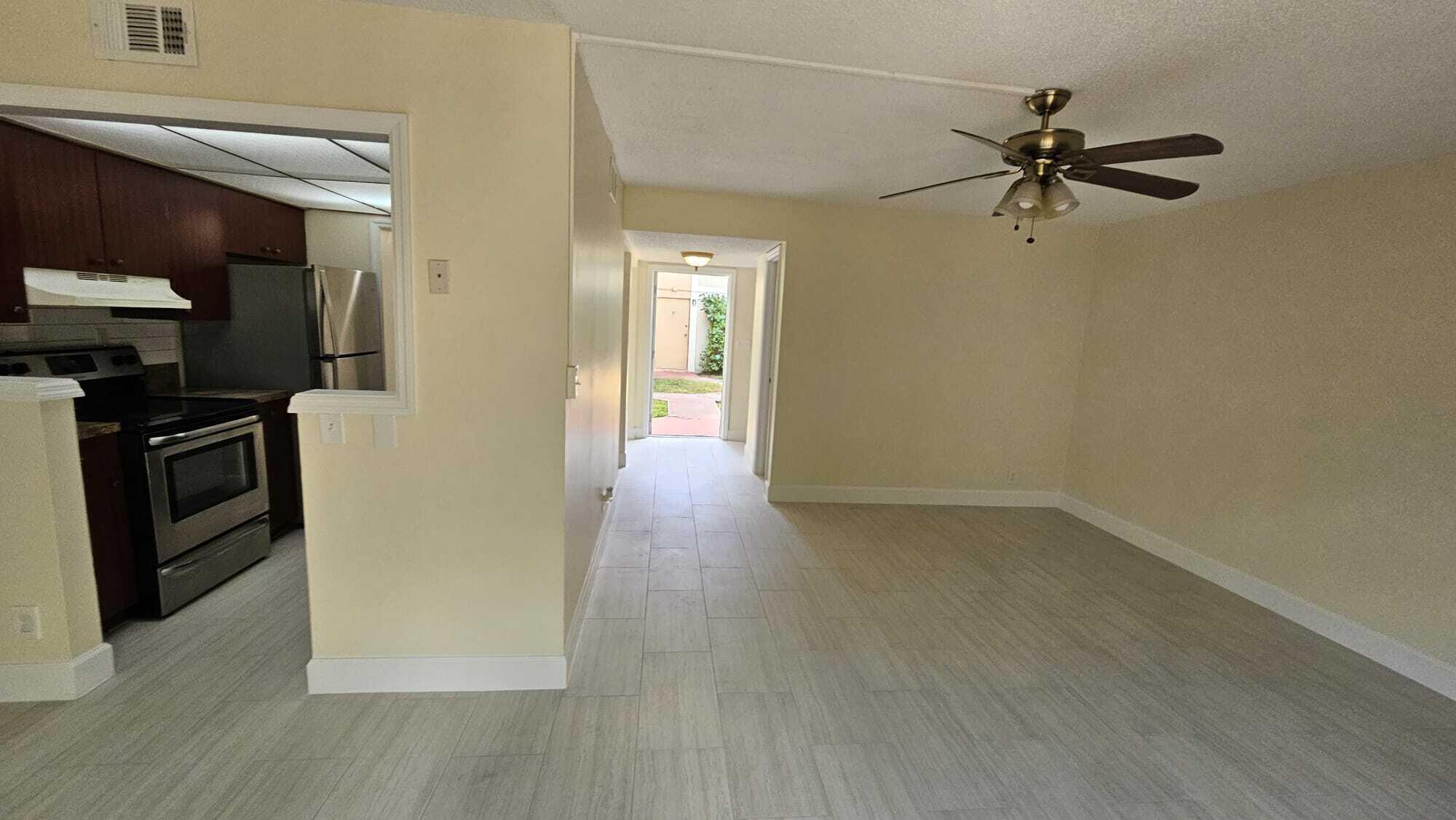 Beautiful Townhouse, 2 bedrooms, 1,5 bathrooms, spacious living room and a private garden. Washer and Dryer is inside. Impact windows! Excellent Location! Near Mall and shopping Centers. Tenant screening required. One car permitted