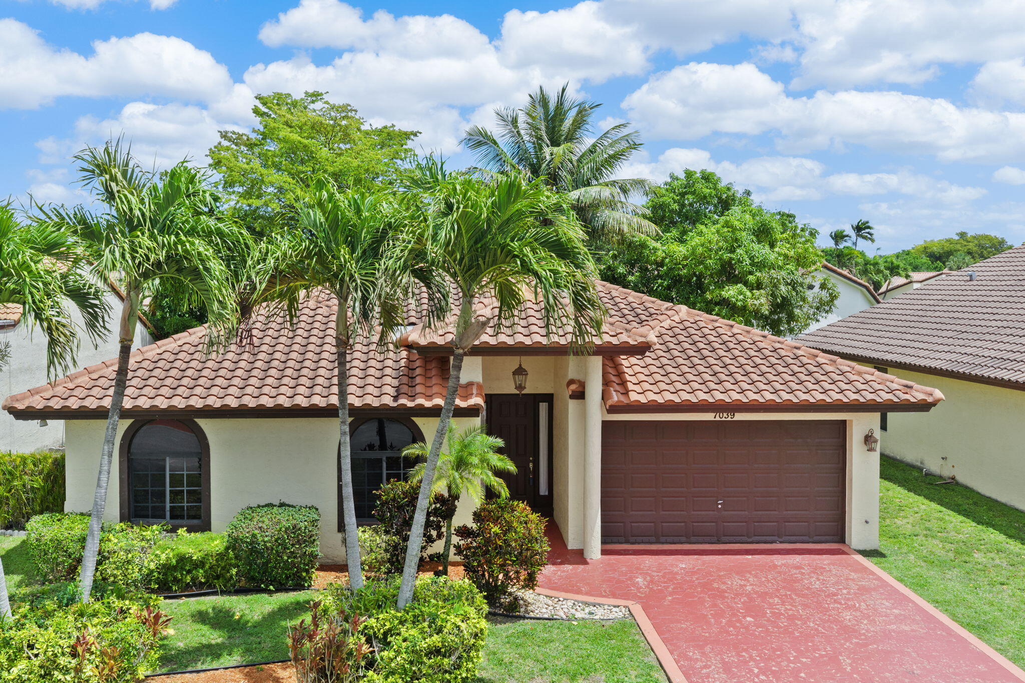Excellent West Central Broward location, easy access to Sawgrass Expressway. Roof replaced in 2021 - Open floor plan with high vaulted ceilings, screened patio, located in a smaller community with clubhouse and pool. Close to Woodmont Country Club.  Low yearly HOA, application and screening required.