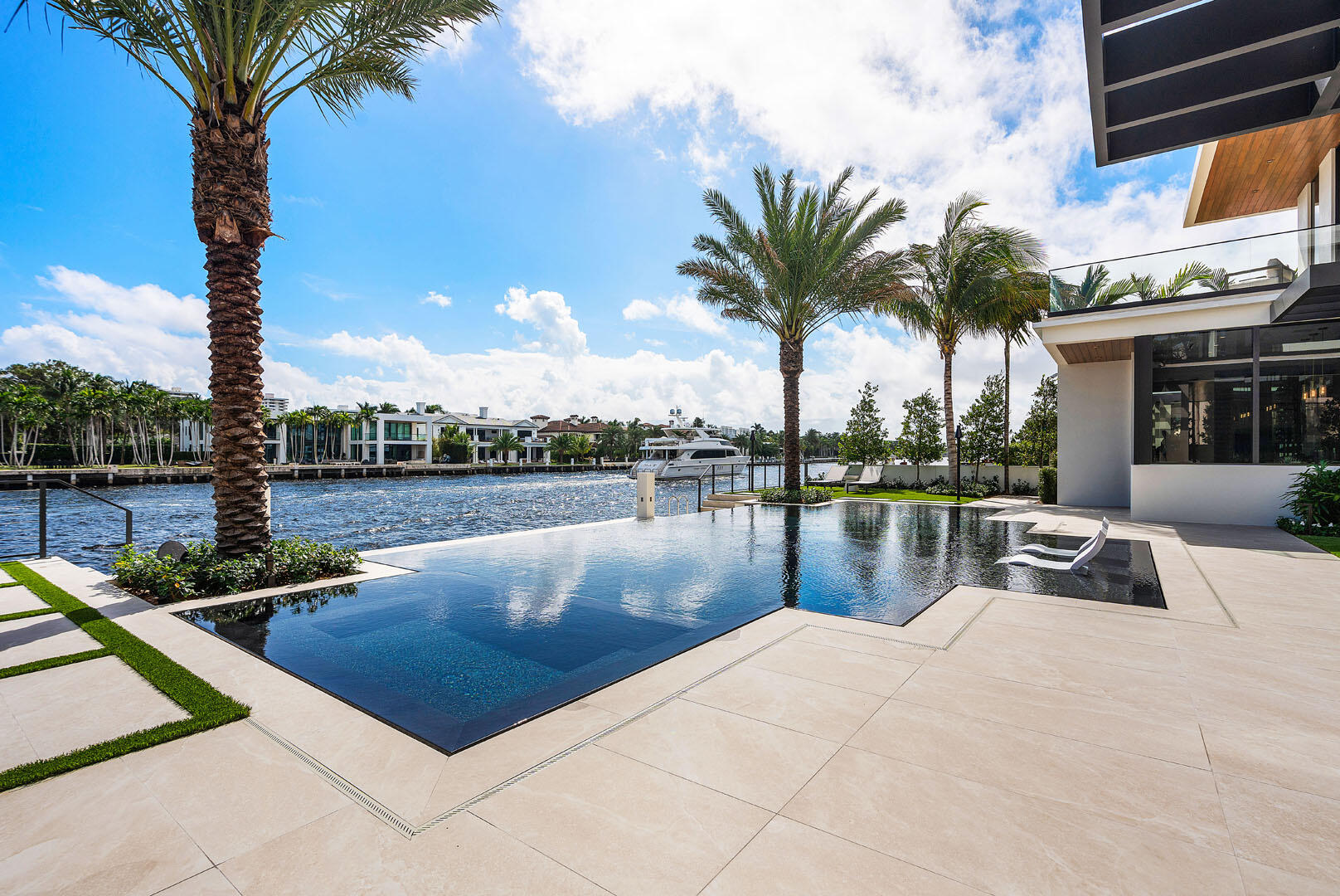 ROYAL PALM YACHT & COUNTRY CLUB - Residential