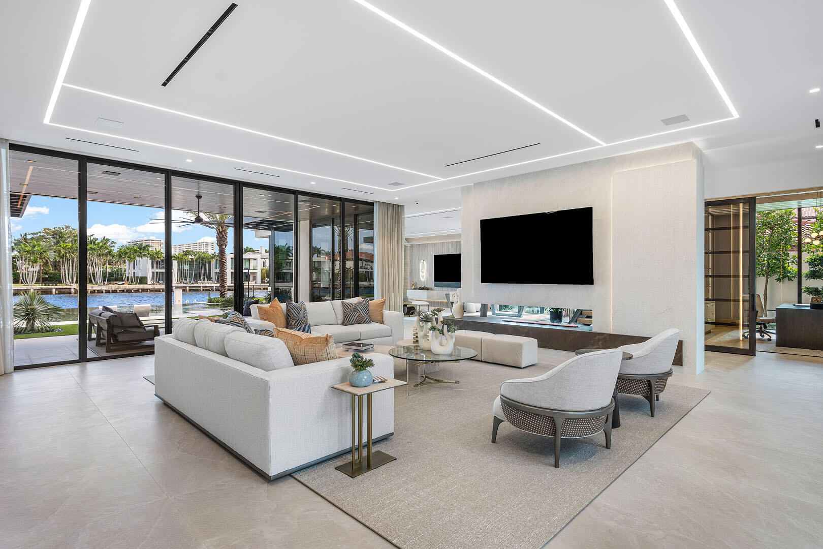 ROYAL PALM YACHT & COUNTRY CLUB - Residential