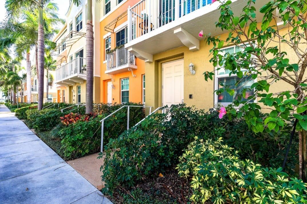 MOORINGS AT LANTANA TOWNHOUSES CONDO - Residential