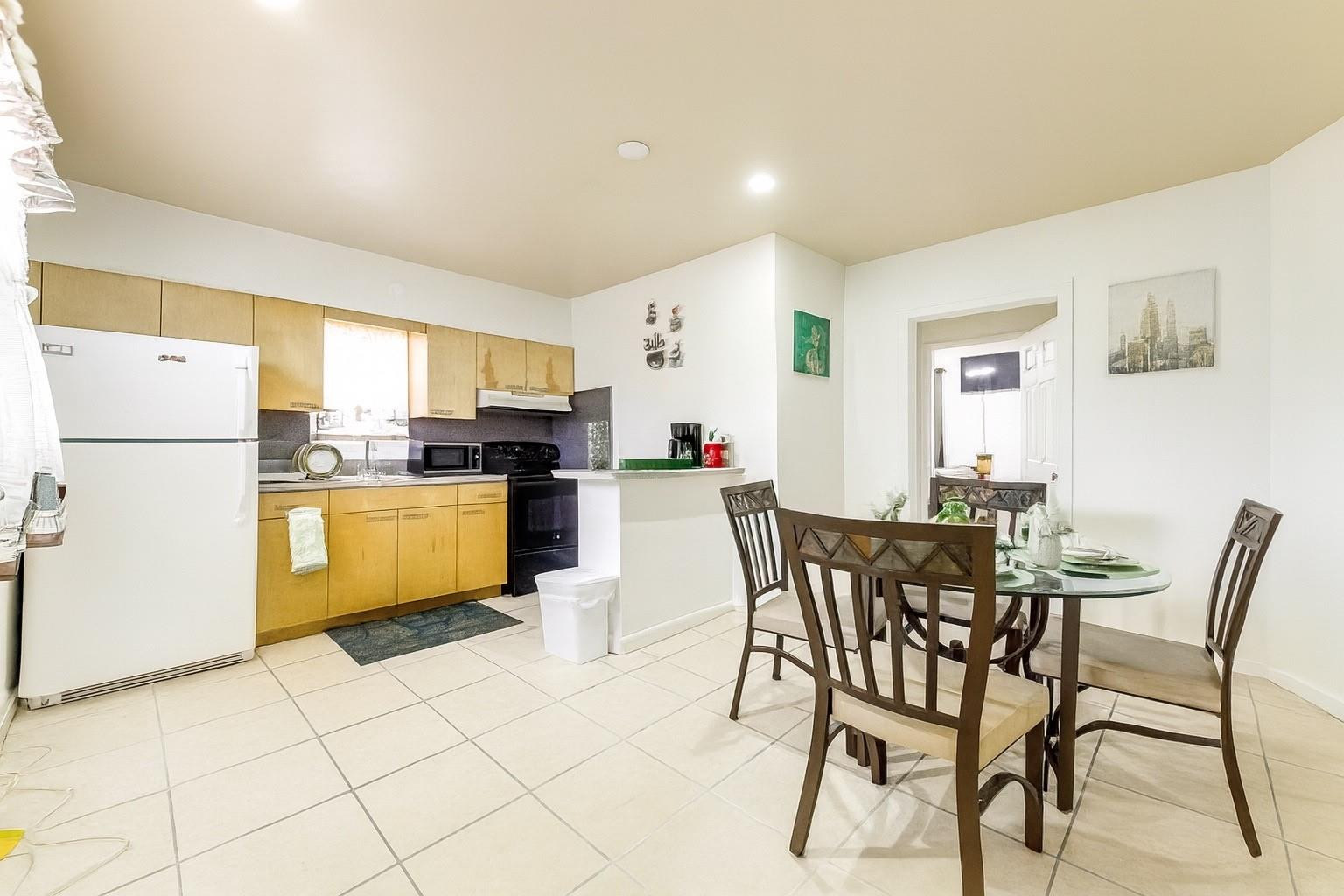 Hollywood 1-21 B - Residential Lease