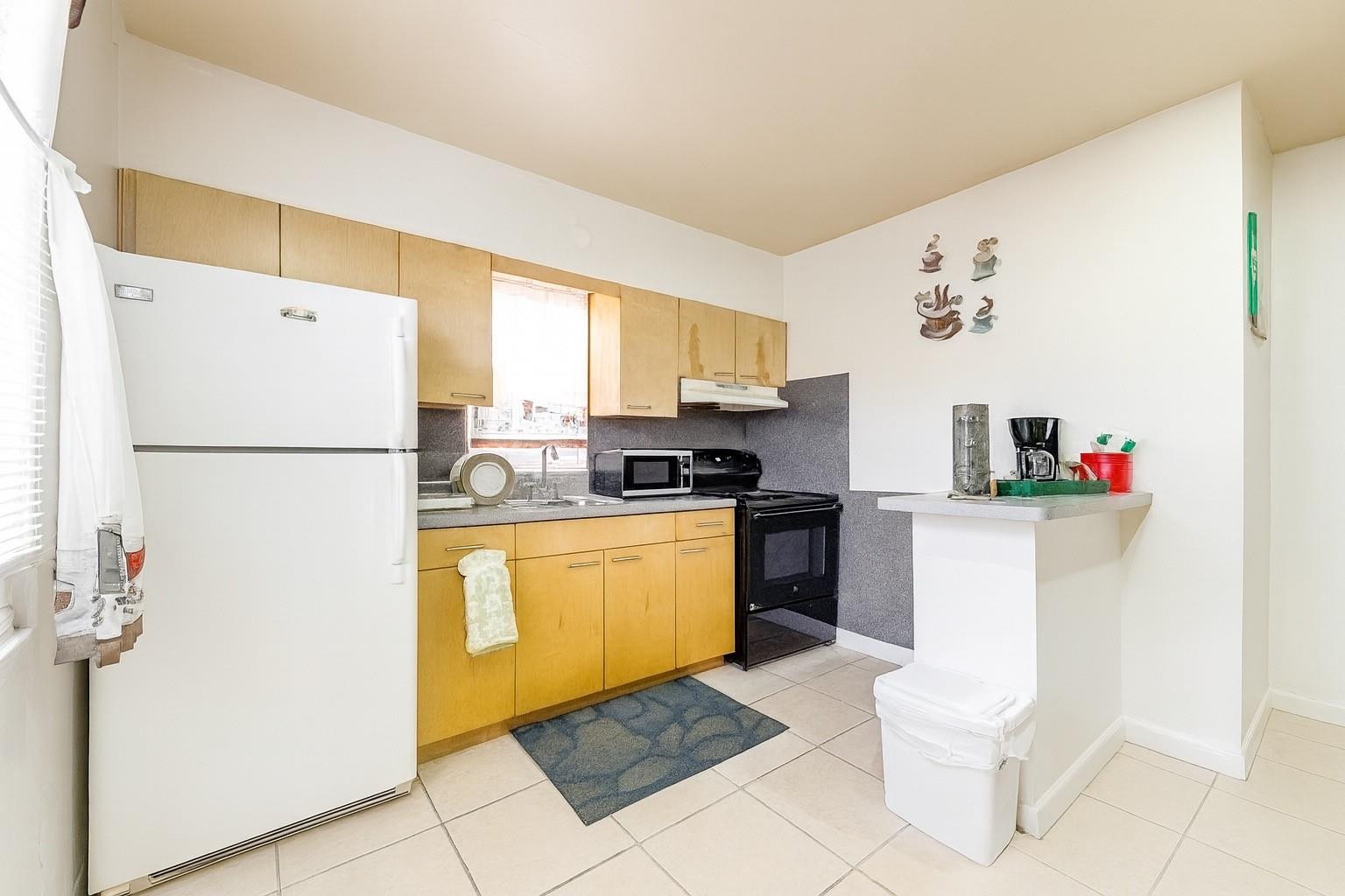Cozy furnished 1 bedroom apartment with 1 bathroom located really close to Downtown Hollywood. It comes with the WIFI and water included. There is NO HOA and can move in right away if qualified.