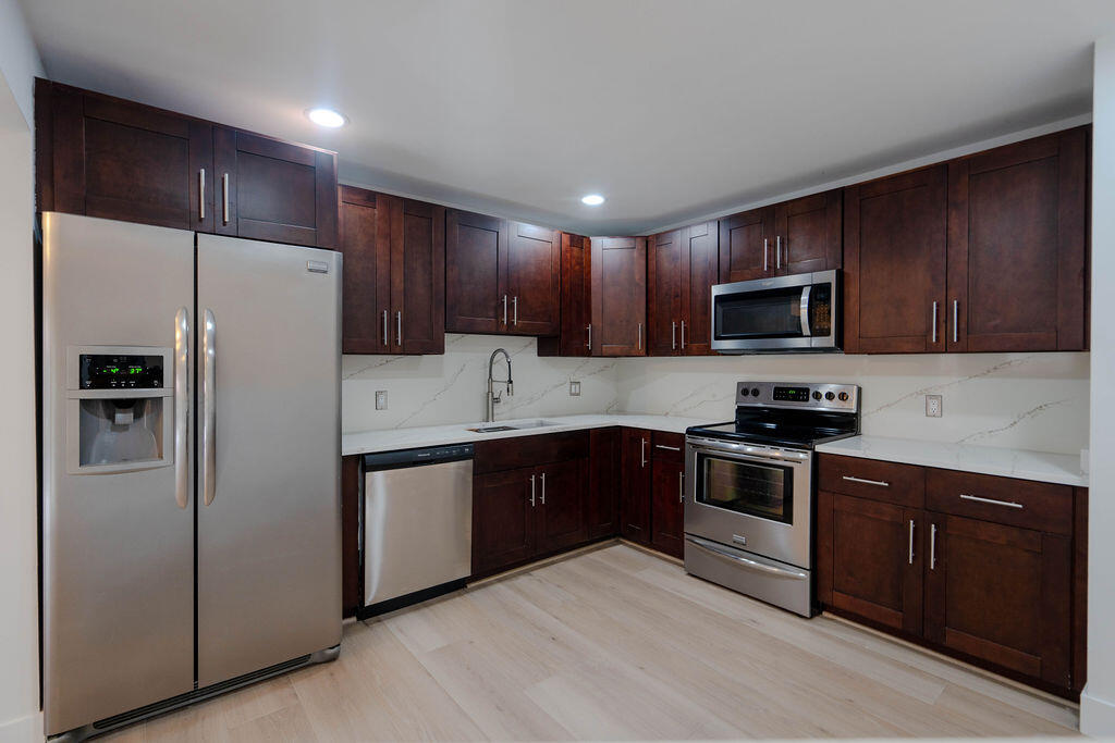 COACH HOUSES OF TOWN PLACE CONDO - Residential