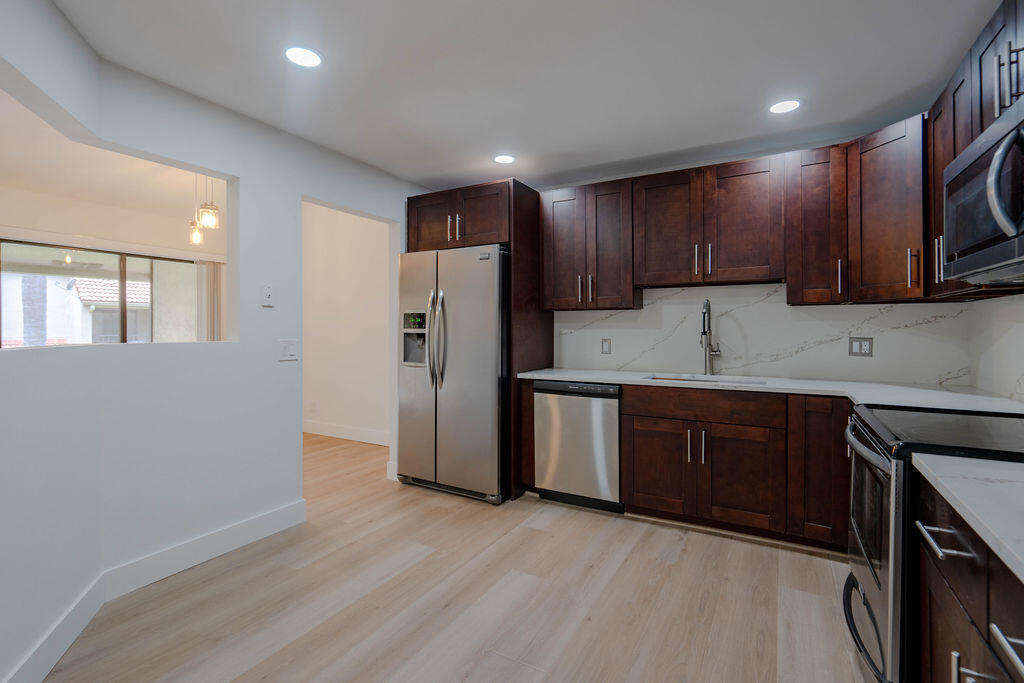 COACH HOUSES OF TOWN PLACE CONDO - Residential