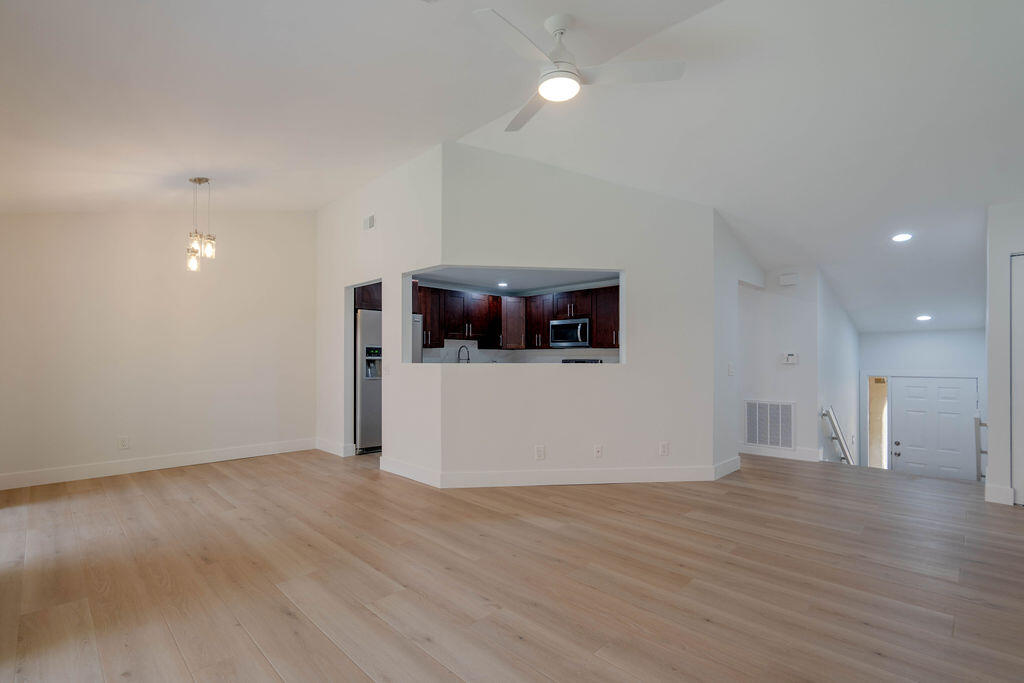 COACH HOUSES OF TOWN PLACE CONDO - Residential