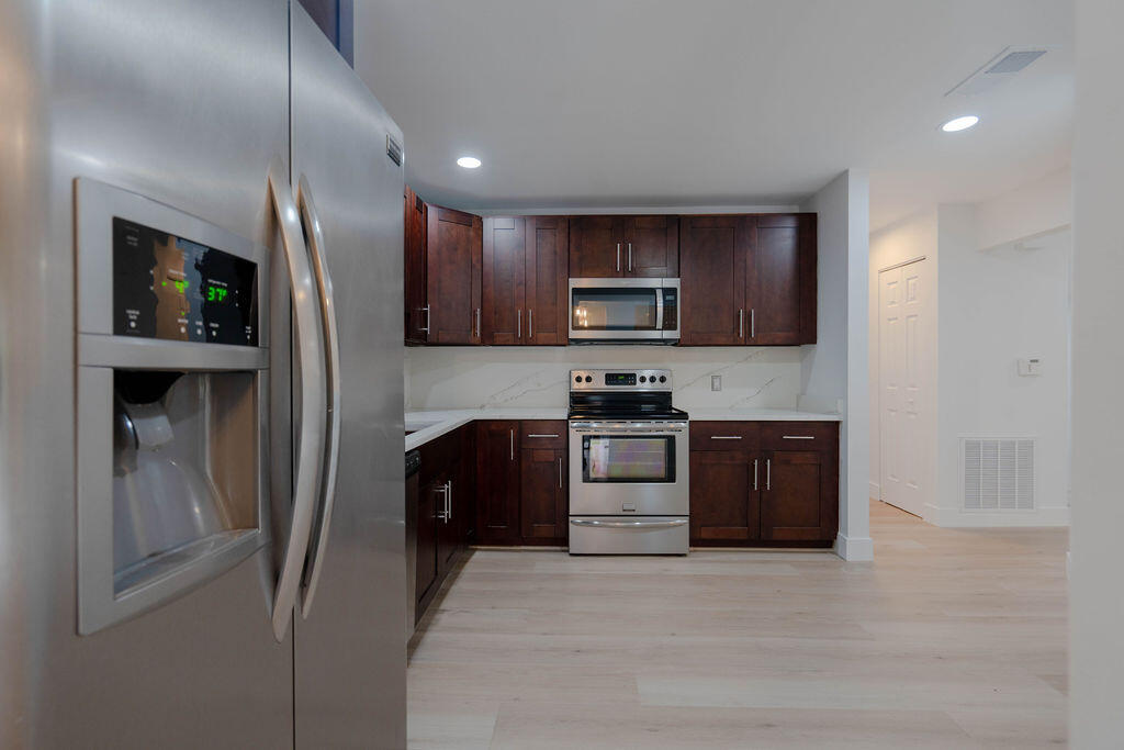 COACH HOUSES OF TOWN PLACE CONDO - Residential