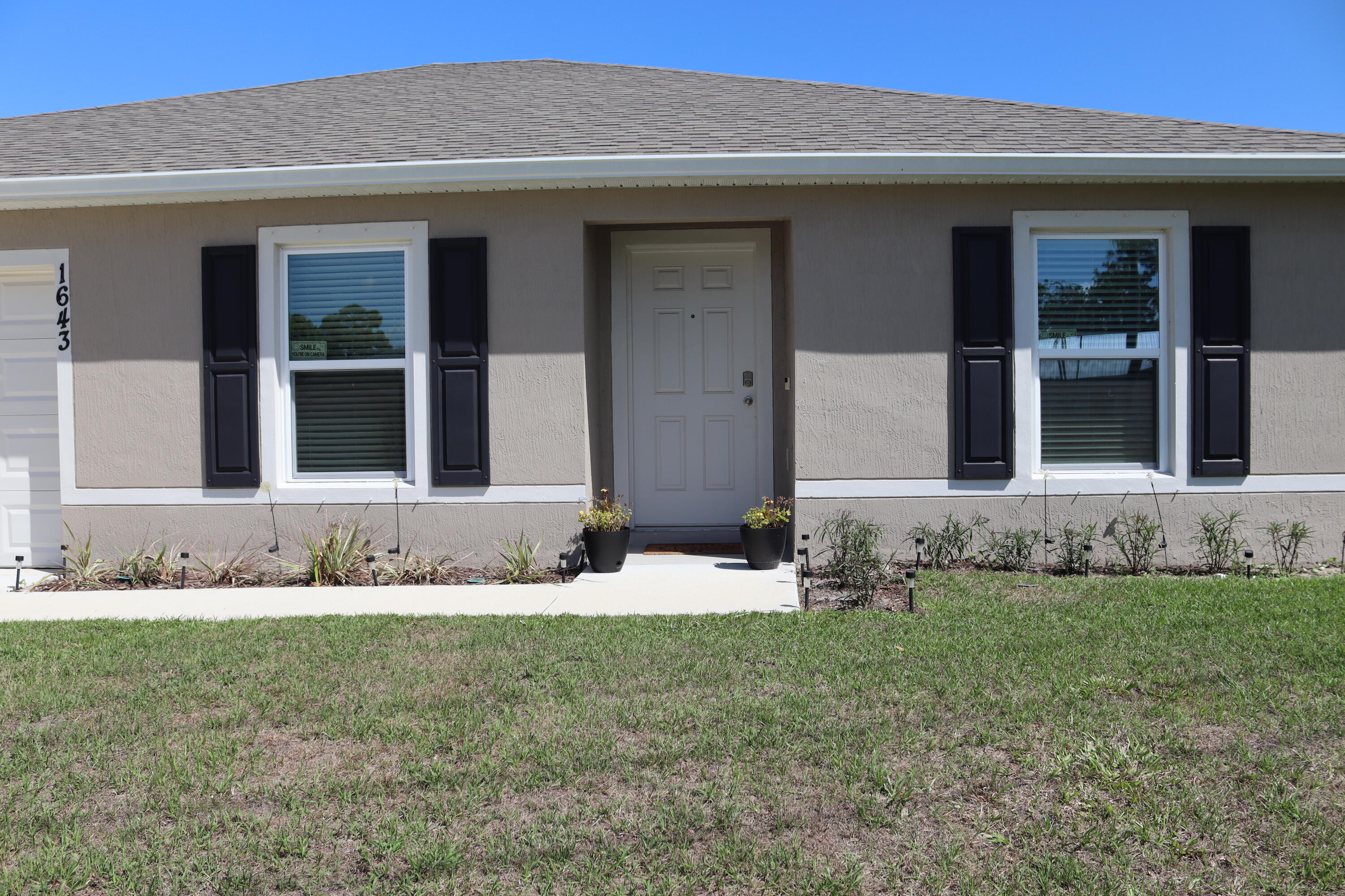 Newer 3 bed/2 bath home sitting on corner lot. Master bedroom/ensuite on one side of house with 2 additional bedrooms and bath on opposite side.  Open living room to kitchen space, great for entertaining. Formal dining space is open to front entry and kitchen. Formal living room/office space at front of house. Guttering, ceiling fans, blinds on every window already installed.