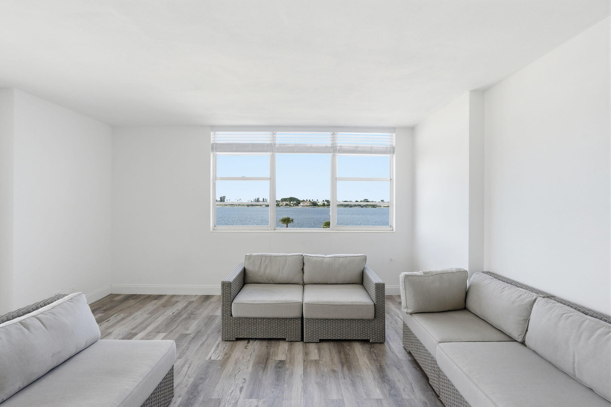 LA FONTANA APTS OF PALM BEACH INC - Residential Lease