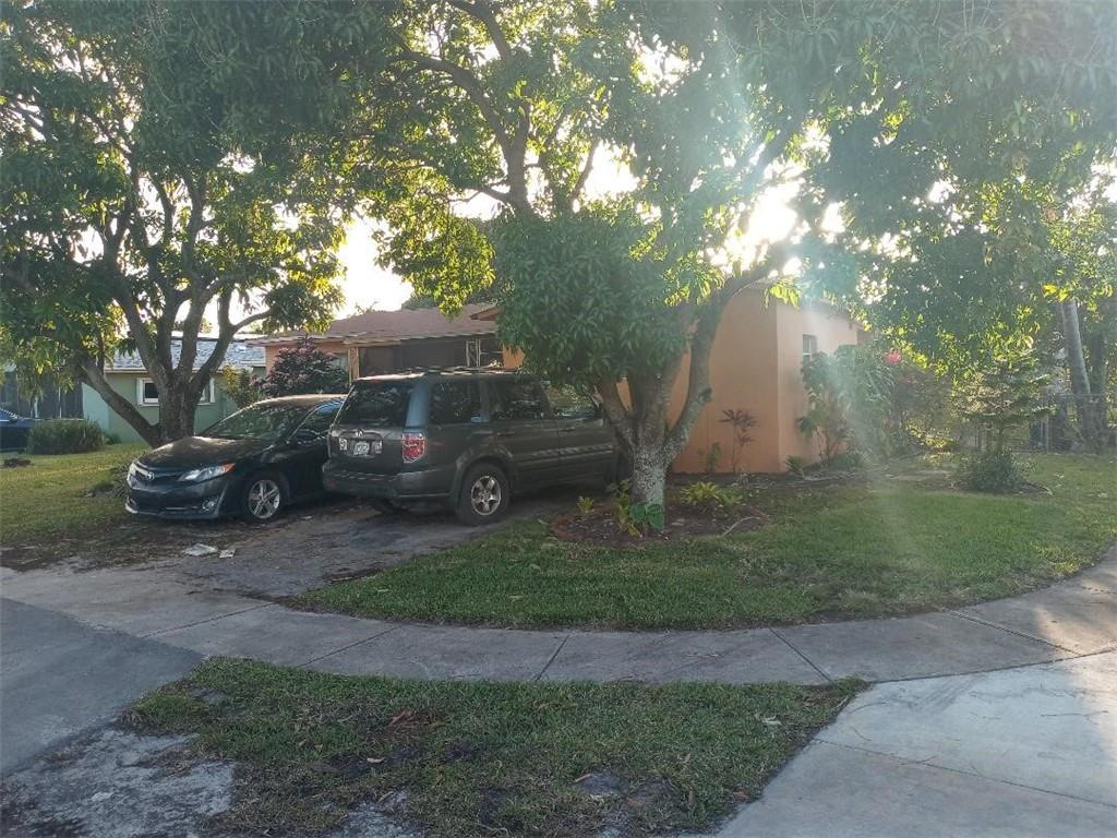 LARGE CORNER LOT WITH NEWER KITCHEN. GARAGE CONVERTED TO MASTER BEDROOM AND BATHROOM. ROOF IS THREE YEARS OLD. BRAND NEW A/C AND DUCT WORK INSTALLED. FENCED YARD. HO HOA.