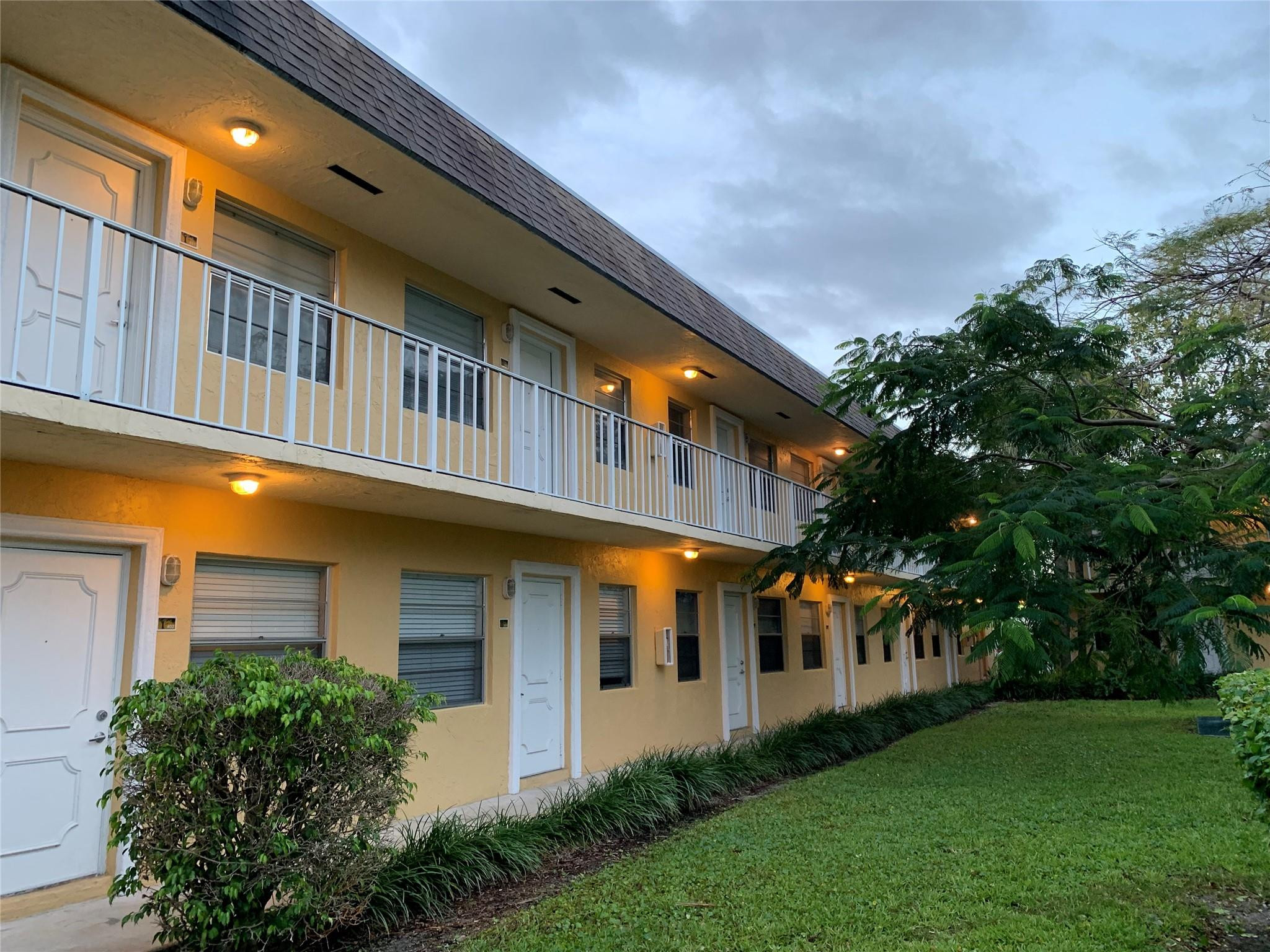 Great Unit - Great Price - Great Location! 2nd floor, spacious walk-in closet, updated floor and bathroom, 1parking spot is assigned plus plenty of guest parking. Clean, attractive, well-maintained community offers largepool, 2 tennis courts, exercise room, BBQ area, and laundry facility. Walking distance to schools and shoppingcenter with Publix, banks, YouFit gym etc. Only 0.5 mi to I-95 and 2.5 mi to the beach. No smoke.