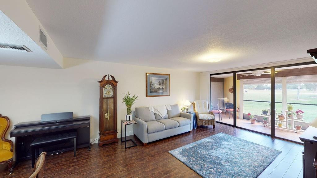 Country Club Apts - Residential