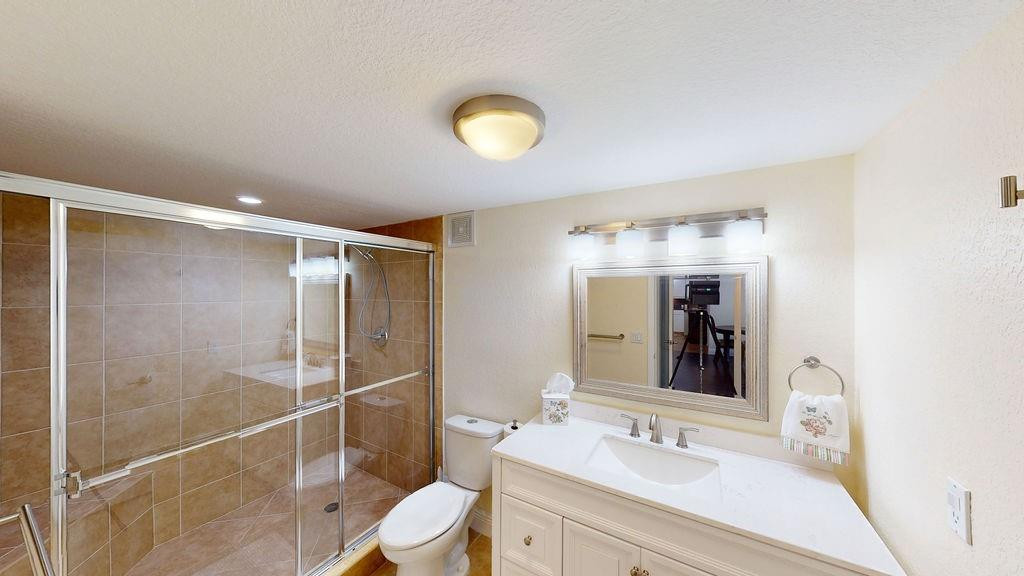 Country Club Apts - Residential