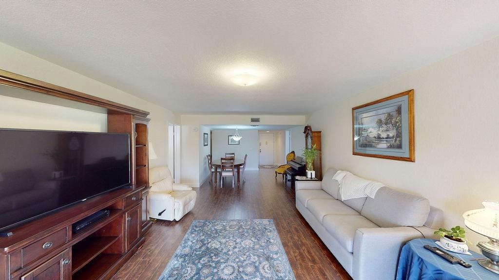 Country Club Apts - Residential