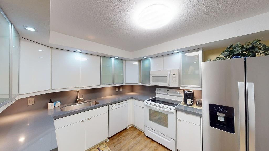 Country Club Apts - Residential