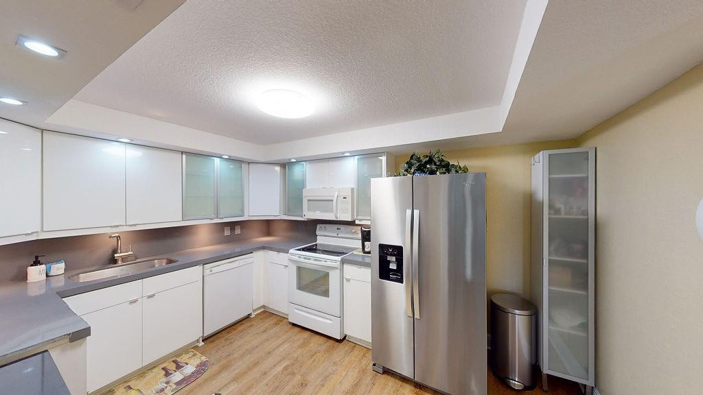Country Club Apts - Residential