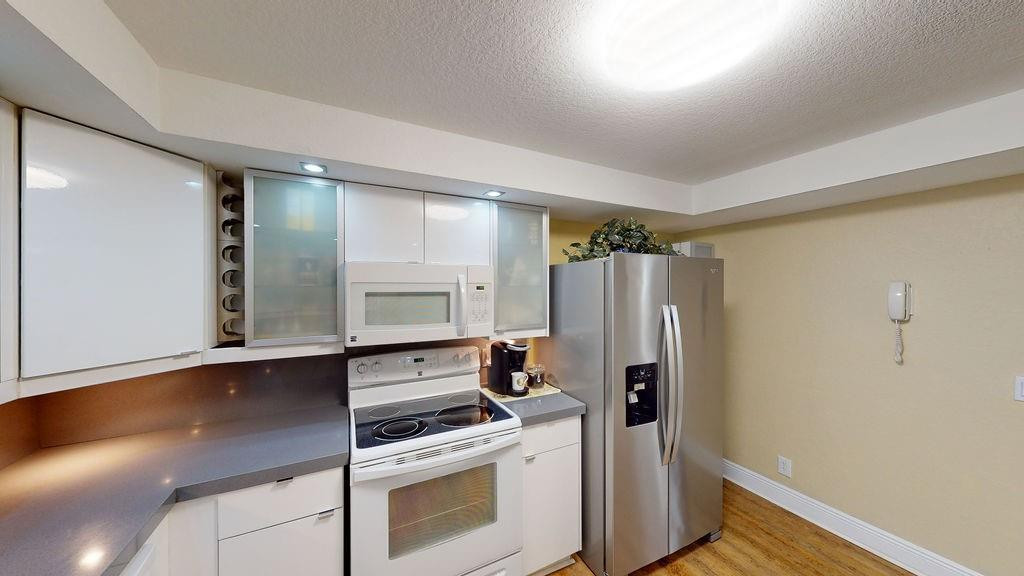 Country Club Apts - Residential