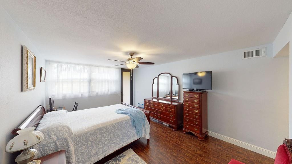 Country Club Apts - Residential