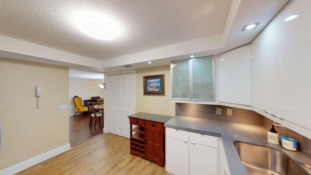 Country Club Apts - Residential