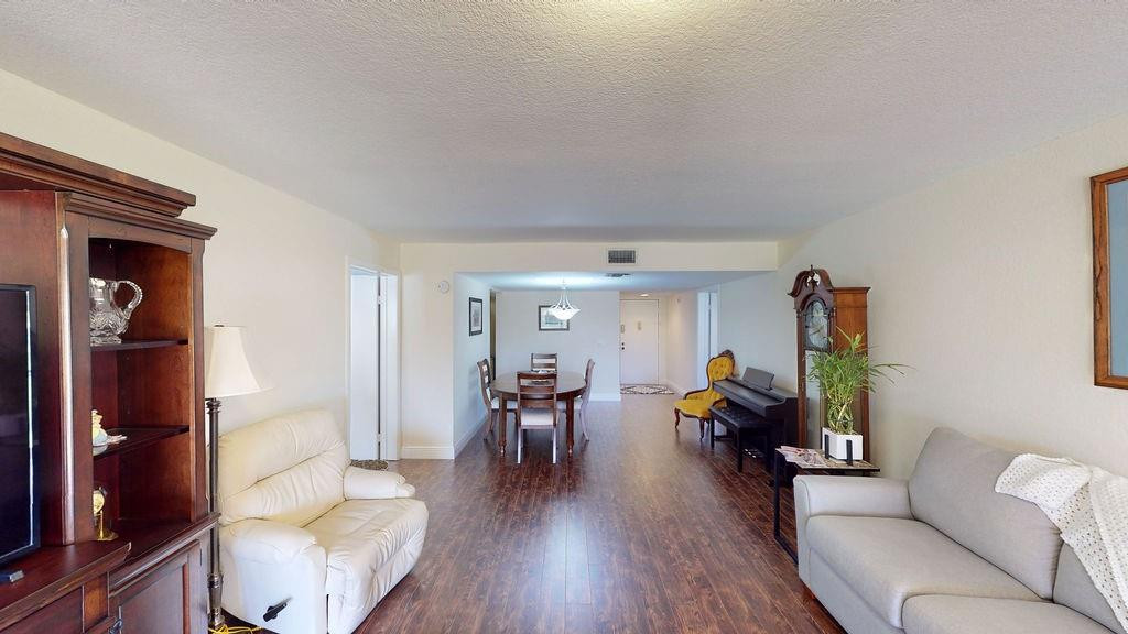 Country Club Apts - Residential