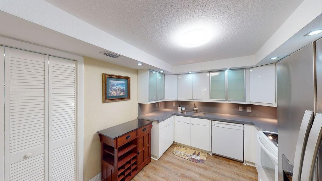 Country Club Apts - Residential