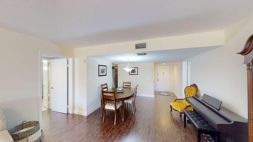 Country Club Apts - Residential