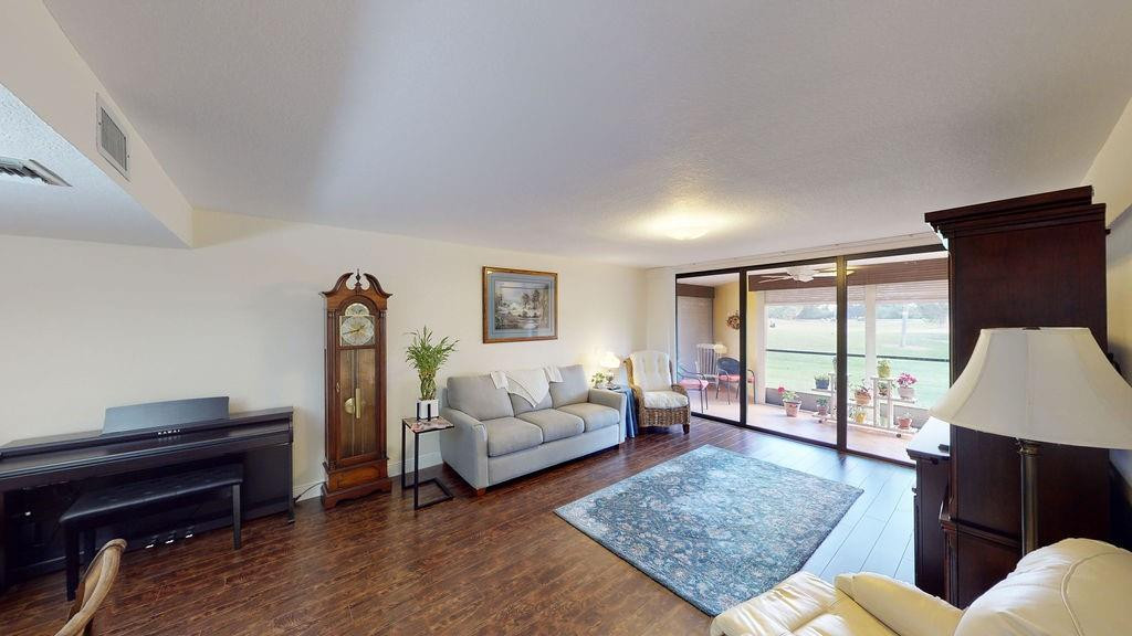 Country Club Apts - Residential