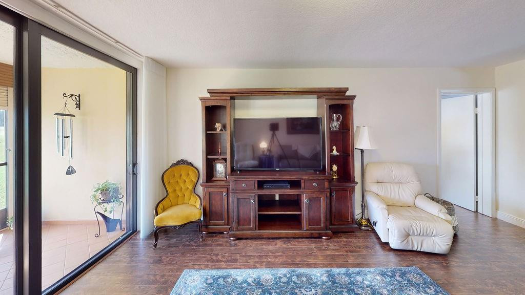 Country Club Apts - Residential