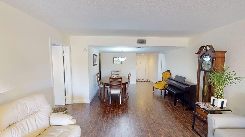 Country Club Apts - Residential