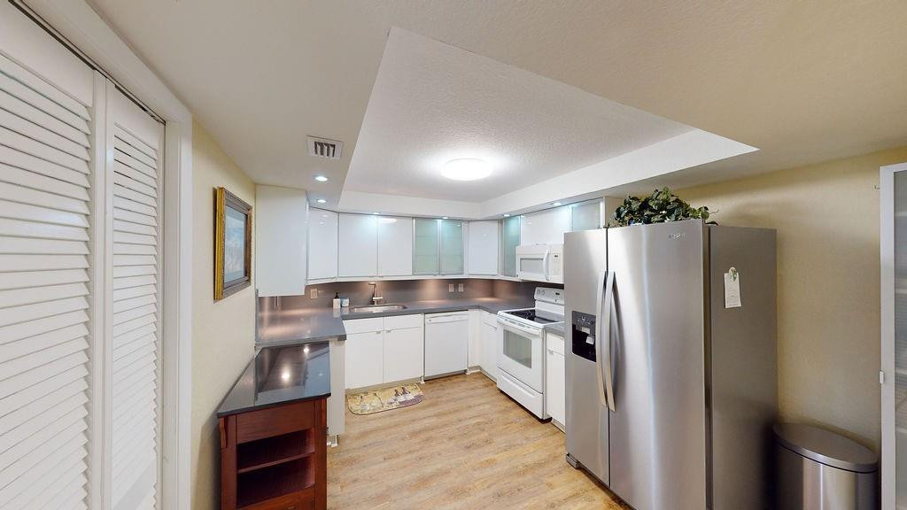 Country Club Apts - Residential