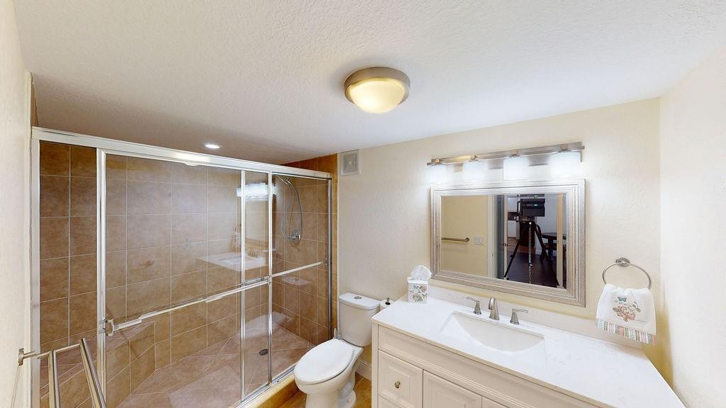 Country Club Apts - Residential