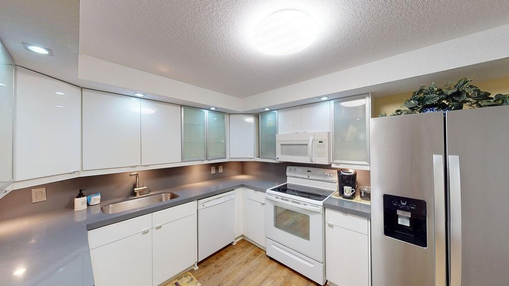 Country Club Apts - Residential