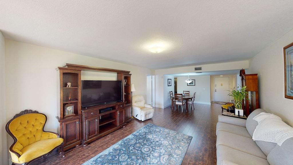Country Club Apts - Residential