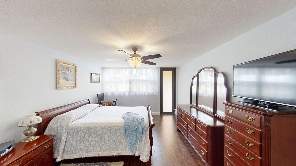 Country Club Apts - Residential