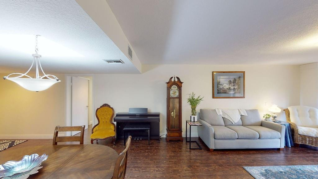 Country Club Apts - Residential