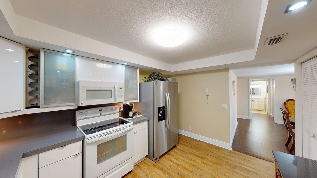 Country Club Apts - Residential