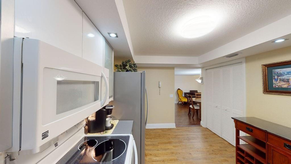 Country Club Apts - Residential