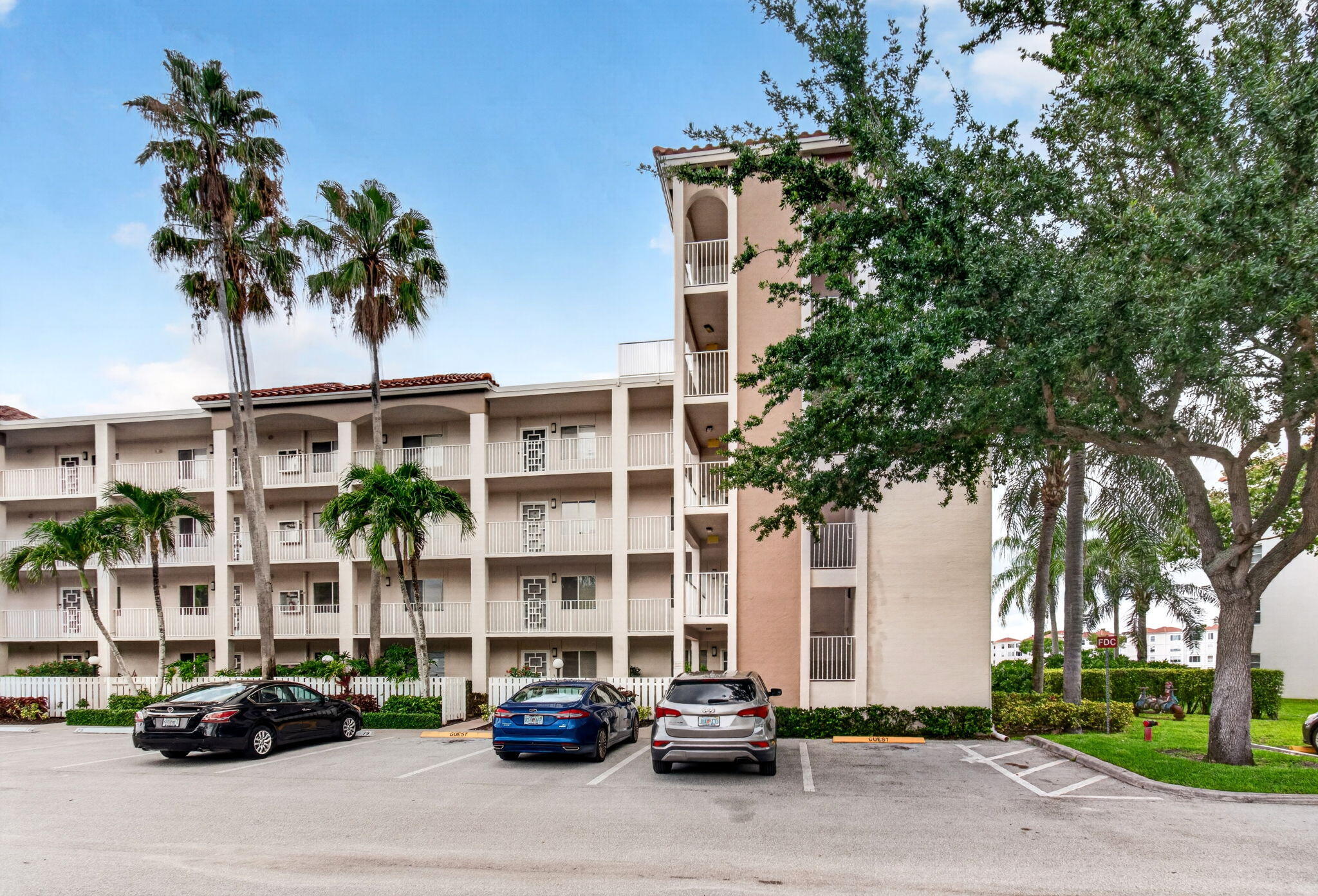 Desirable 3rd-floor corner unit with spectacular lake views and breathtaking sunsets, just a short walk to Huntington Pointe's newly renovated multi-million-dollar clubhouse and café. Freshly painted and featuring fully renovated, completely tiled bathrooms, custom built-ins, California Closets, wall safe, granite countertops, and a glass tile backsplash. Additional highlights include a covered parking space, separate laundry room, private storage unit, new hot water heater (2026), ECM contract, negotiable furniture, and a new roof. Enjoy resort-style amenities including a café, fitness center, indoor and outdoor pools, tennis and pickleball courts, movie theater, entertainment, clubs, and endless social activities.