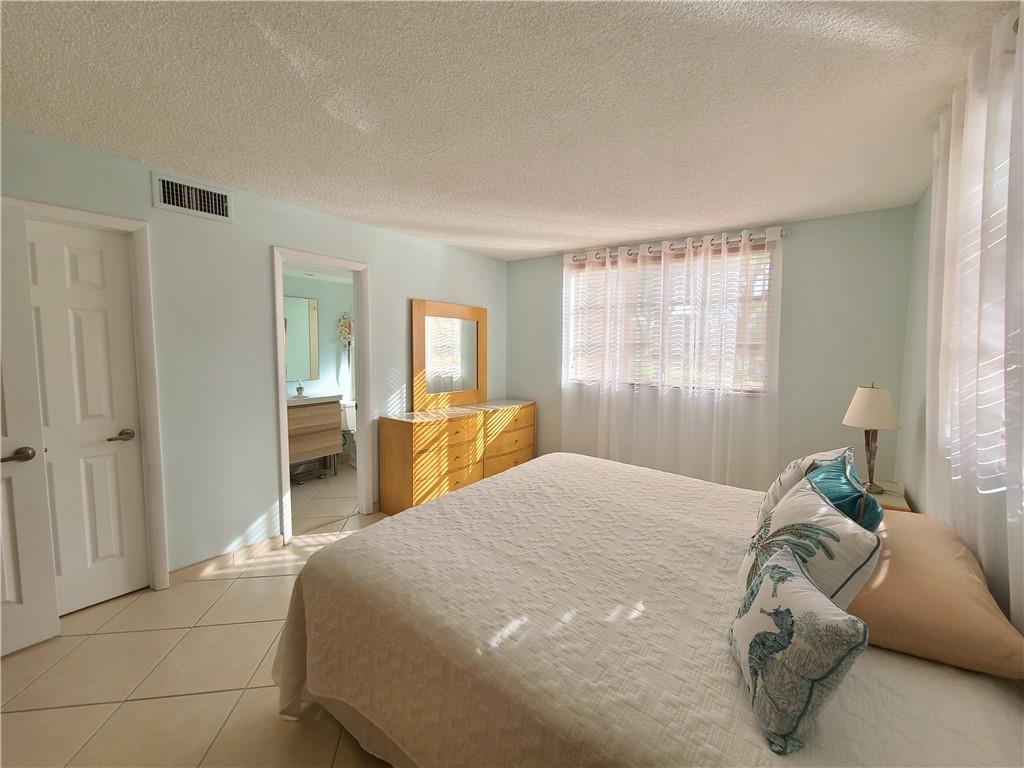 LAUDERDALE OAKS - Residential