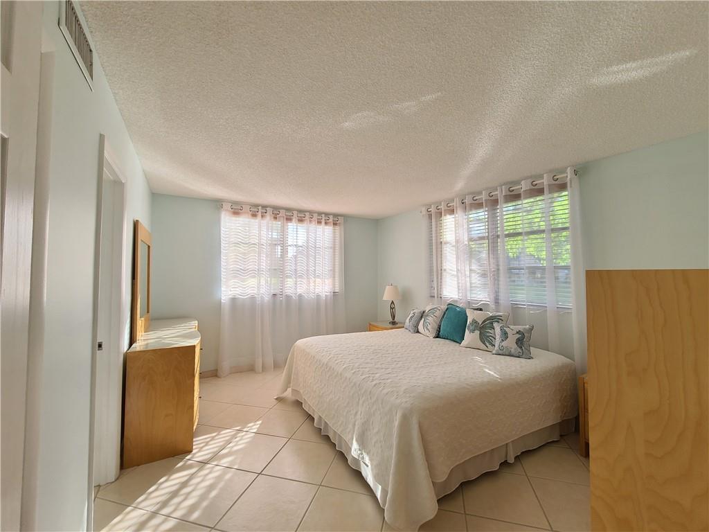 LAUDERDALE OAKS - Residential