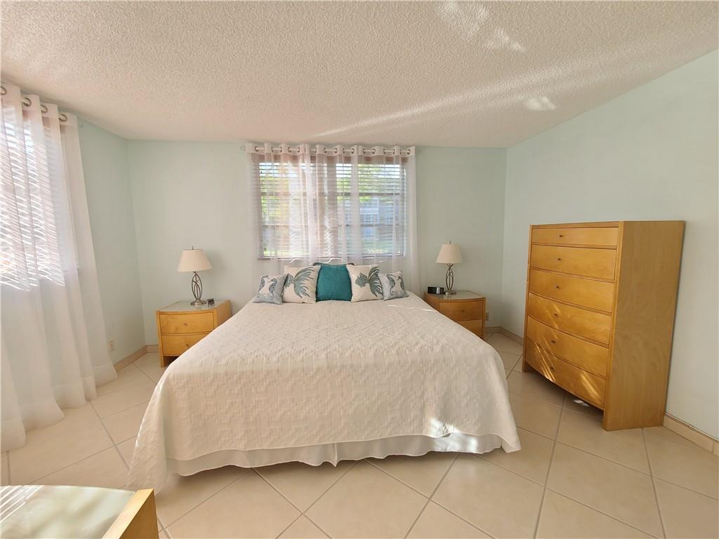 LAUDERDALE OAKS - Residential