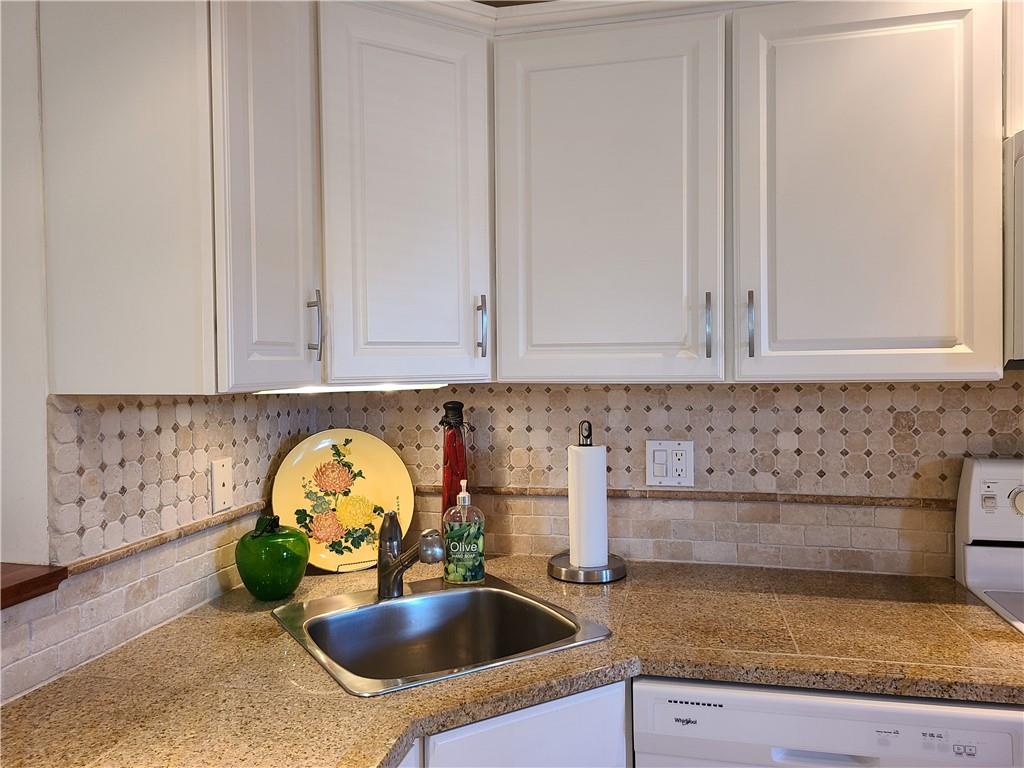 LAUDERDALE OAKS - Residential