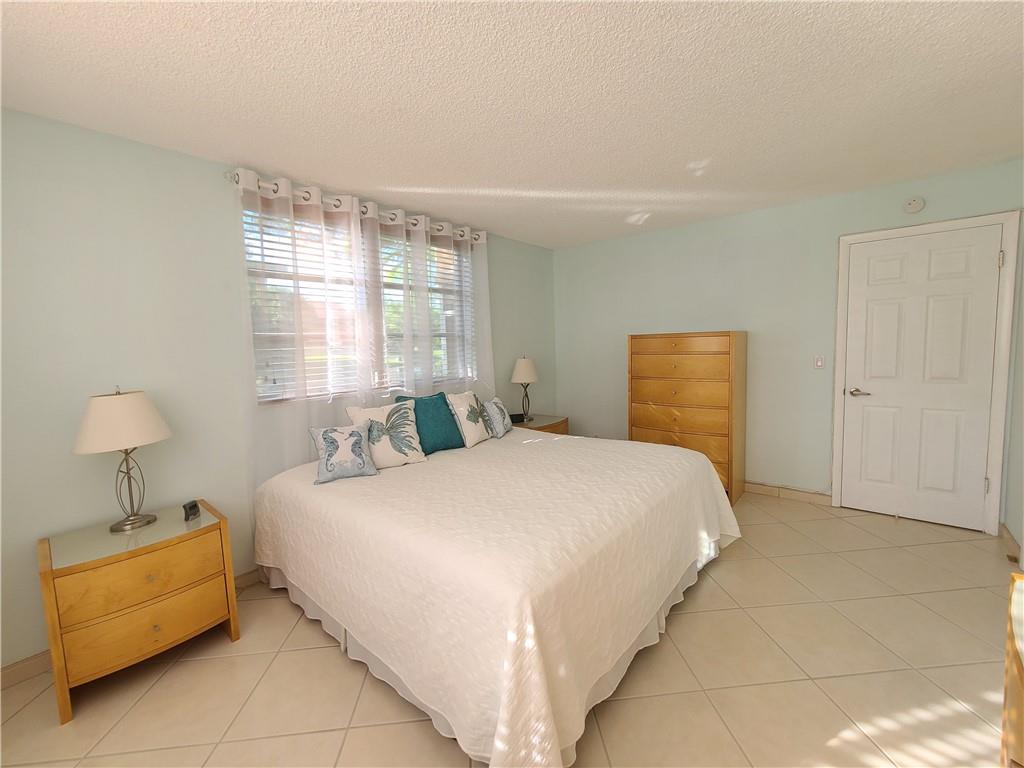 LAUDERDALE OAKS - Residential