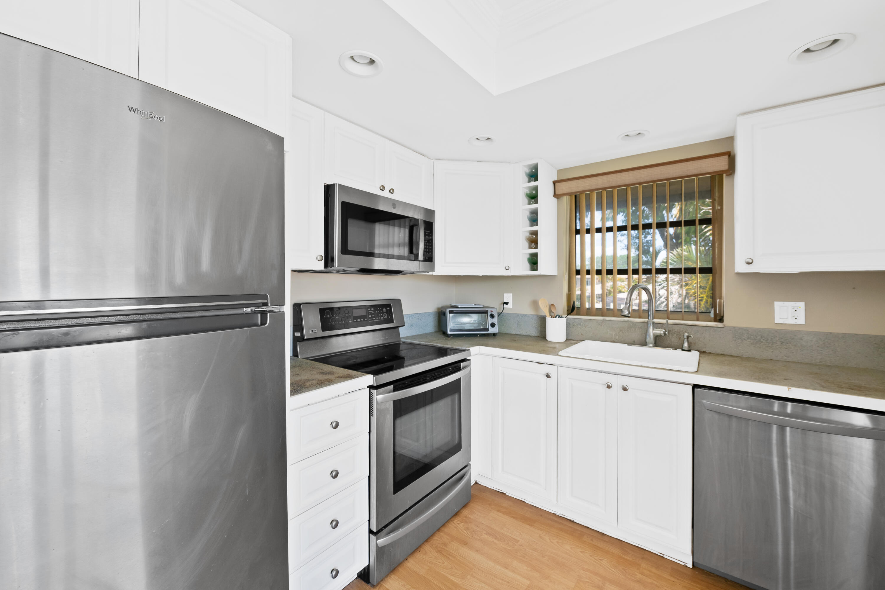 PALM GREENS AT VILLA DEL RAY CONDO II - Residential Lease