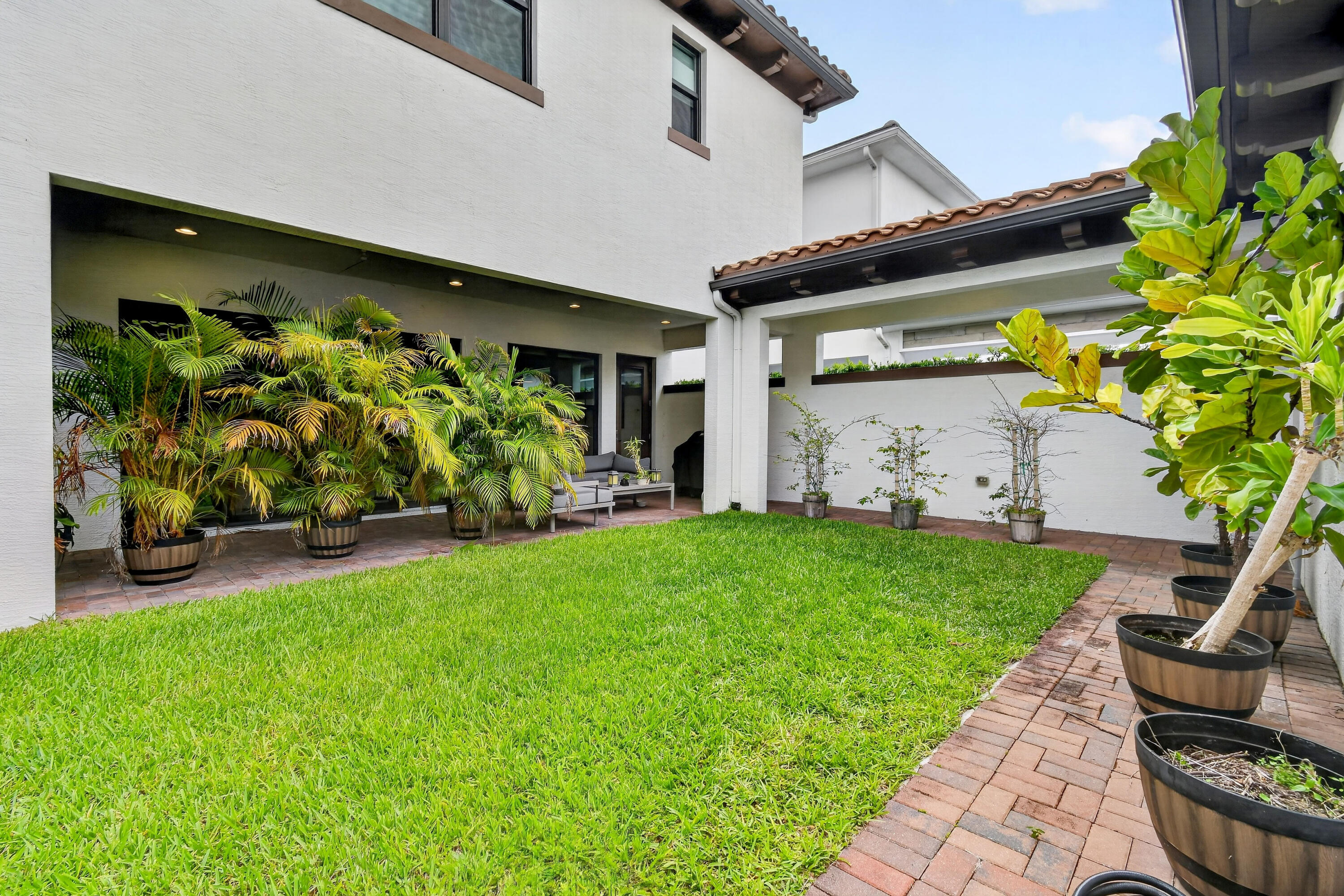 ALTON NEIGHBORHOOD - Residential Lease