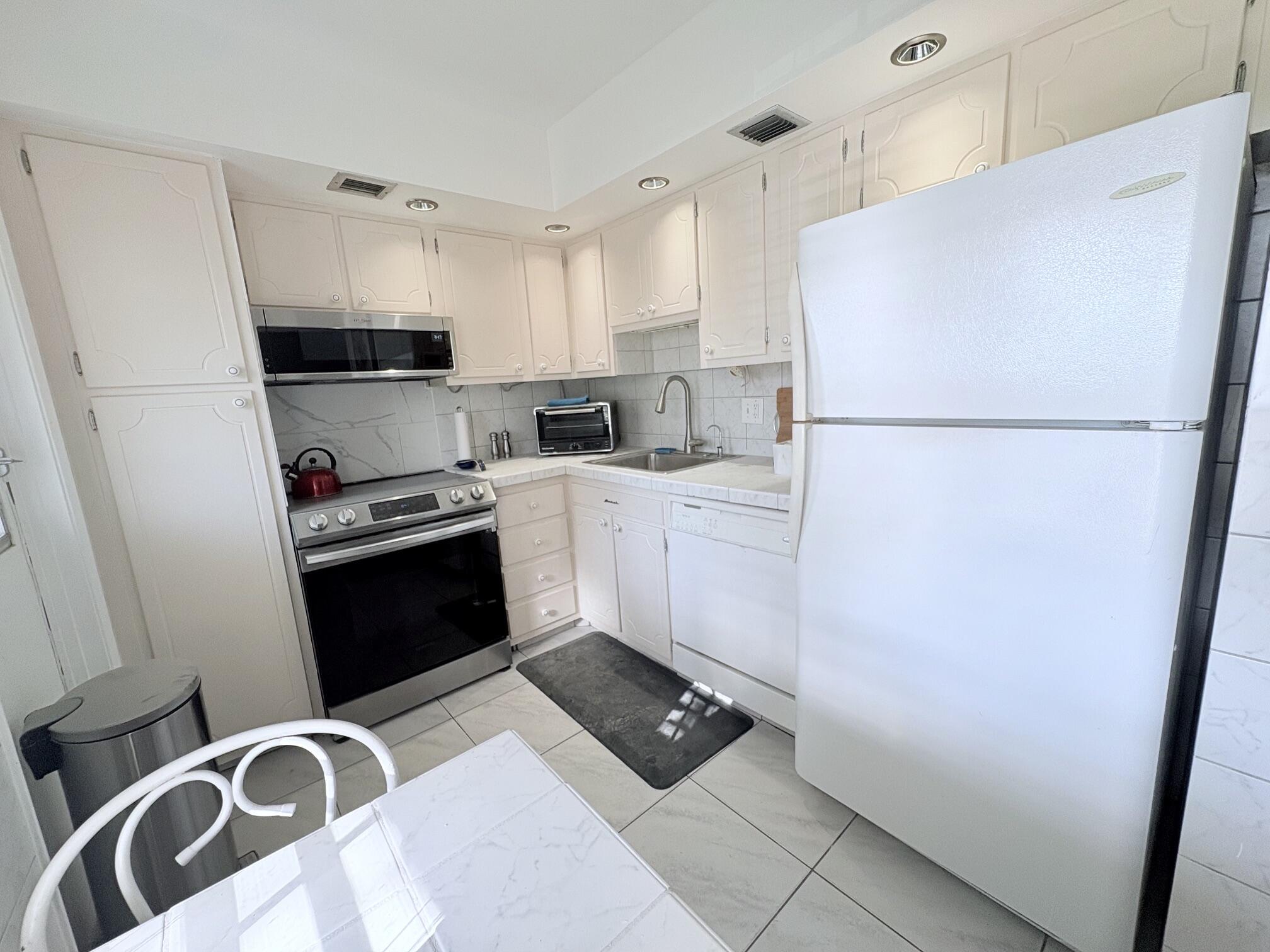 NO 20 PALM-AIRE COUNTRY CLUB - Residential Lease