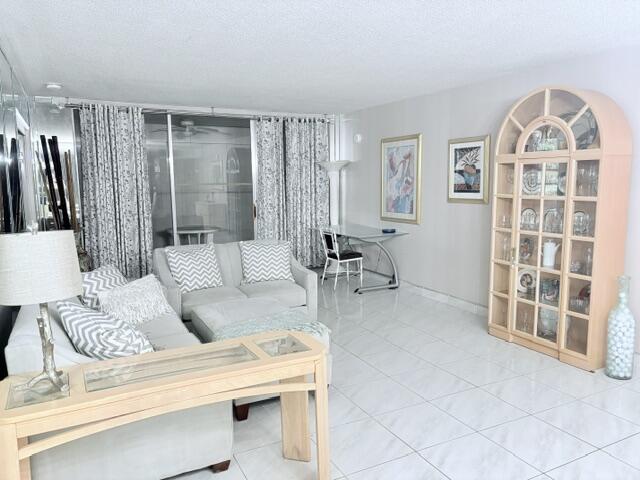 NO 20 PALM-AIRE COUNTRY CLUB - Residential Lease
